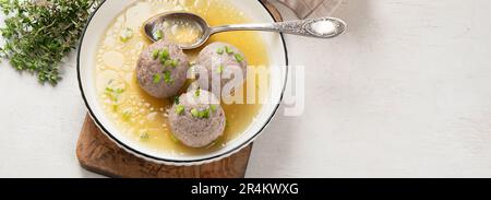 Canederli ou Knodel dans un bouillon à l'oignon vert, pâtes typiques ou boulettes pour les Alpes, Alto Adige, cuisine allemande, italienne, autrichienne. Fabriqué à partir d'un timbre rassis Banque D'Images