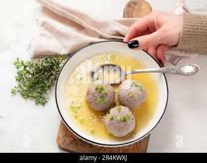 Canederli ou Knodel dans un bouillon à l'oignon vert, pâtes typiques ou boulettes pour les Alpes, Alto Adige, cuisine allemande, italienne, autrichienne. Fabriqué à partir d'un timbre rassis Banque D'Images