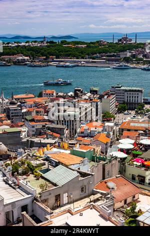 Vue lointaine de la région de Sultanahmet et corne d'or, de la tour Galata (kulesi), côté européen, Istanbul, Turquie Banque D'Images