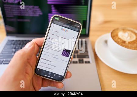 Espagne, Barcelone - 20 mars 2023: Demande à Google chat GPT. Écran ChatGPT chat bot vu sur l'écran du smartphone et de l'ordinateur portable avec écran de connexion Chat GPT Banque D'Images