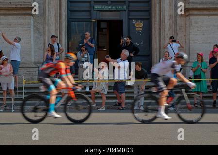 Personnes attendant la compétition peloton pendant la 106th Giro d'Italia 2023, étape 21 a 126km étape de Rome à Rome / #UCIWT / sur 28 mai 2023 à Rome Banque D'Images