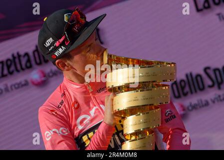 Primoz Rogall de Slovénie et l'équipe Jumbo-Visma - le leader rose Jersey fête sur le podium lors du 106th Giro d'Italia 2023, Banque D'Images