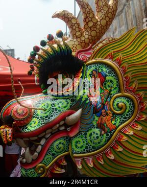 Un gros plan d'un visage de dragon coloré décoré. Banque D'Images