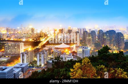 Vue panoramique sur la ville côtière de Sanya, Hainan, Chine la nuit. Banque D'Images