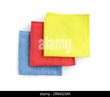 Chiffons de lavage de voiture colorés sur fond blanc, vue de dessus Banque D'Images