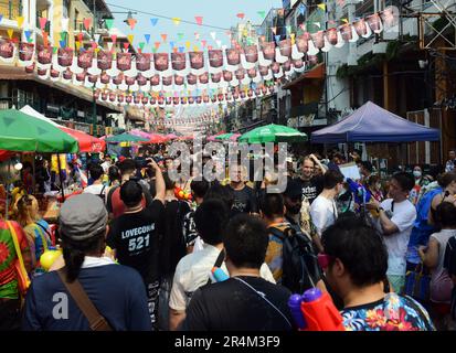 Des éclaboussures d'eau pendant les célébrations de Songkran (nouvel an thaïlandais) sur Khaosan Road, Banglamphu, Bangkok, Thaïlande. Banque D'Images