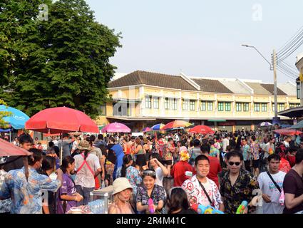 Songkran fête des éclaboussures d'eau sur Tanao Road par Khaosan Road à Banglaphu, Bangkok, Thaïlande. Banque D'Images