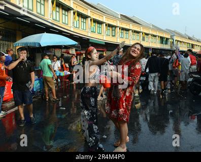 Songkran fête des éclaboussures d'eau sur Tanao Road par Khaosan Road à Banglaphu, Bangkok, Thaïlande. Banque D'Images