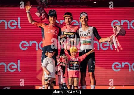 Rome, Italie. 28th mai 2023. Photo de Zac Williams/SWpix.com - 28/05/2023 - Cyclisme - 2023 Giro d'Italia Stage 21 - Rome à Rome - vainqueur du Giro d'Italia Primoz Rogall 2023 de l'équipe Jumbo-Visma fête sur le podium, 2nd Geraint Thomas et 3rd Joao Almedia et Lev Roglic fils de Primoz et Macs Thomas fils de Geraint crédit: SWpix/Alamy Live News Banque D'Images