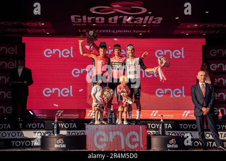 Rome, Italie. 28th mai 2023. Photo de Zac Williams/SWpix.com - 28/05/2023 - Cyclisme - 2023 Giro d'Italia Stage 21 - Rome à Rome - vainqueur du Giro d'Italia Primoz Rogall 2023 de l'équipe Jumbo-Visma fête sur le podium dans la Maglia Rosa 2nd Geraint Thomas et 3rd Joao Almedia et Lev Roglic fils de Primoz et MACS Thomas fils de Geraint crédit: SWpix/Alay Live News Banque D'Images