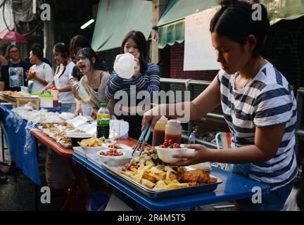 Vendeurs de nourriture de rue dans la région de Khaosan Road pendant le festival Songkran. Bangkok, Thaïlande. Banque D'Images