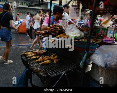 Brochettes de poulet grillé de style thaïlandais. Bangkok, Thaïlande. Banque D'Images