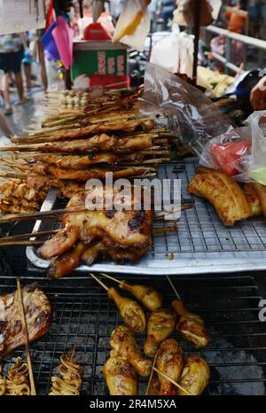 Brochettes de poulet grillé de style thaïlandais. Bangkok, Thaïlande. Banque D'Images