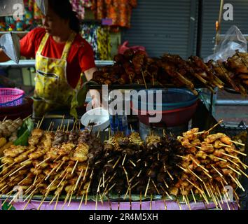 Brochettes de poulet grillé de style thaïlandais. Bangkok, Thaïlande. Banque D'Images