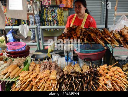 Brochettes de poulet grillé de style thaïlandais. Bangkok, Thaïlande. Banque D'Images