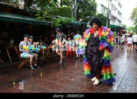 Des éclaboussures d'eau pendant le festival Songkran depuis le bar de jardin botanique de RAM Buttri Aly près de Khaosan Road à Banglamphu, Bangkok, Thaïlande. Banque D'Images