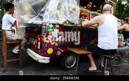 Un Volksbar sur Kasap Road près de Khaosan Road à Bangkok, Thaïlande. Banque D'Images