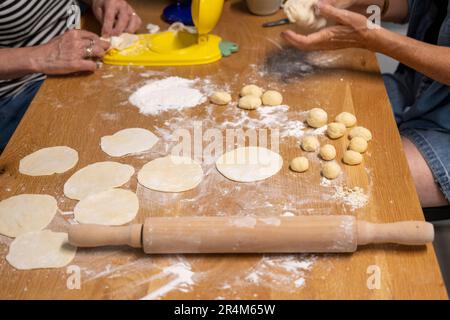 Calzones remplies de fromage fait à la main un aliment laitier juif traditionnel mangé sur Shavuot Banque D'Images