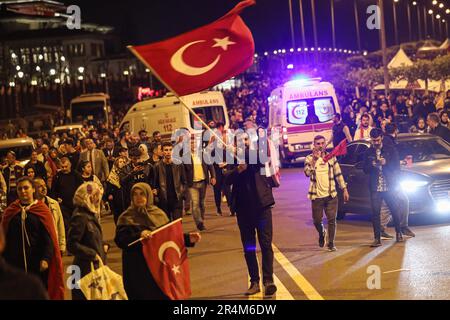 Ankara, Turquie. 29th mai 2023. Un homme vu agitant le drapeau turc avec colère. Selon l'annonce du Conseil électoral suprême, Recep Tayyip Erdo?an, le candidat de l'Alliance populaire, a remporté les élections présidentielles de 13th avec 52 pour cent des voix contre son adversaire Kemal K?l?çdaro?lu, le candidat de l'Alliance de la nation, et est redevenu le Président de la Turquie. Les partisans d'Erdogan se sont réunis à la Résidence présidentielle après les résultats. Crédit : SOPA Images Limited/Alamy Live News Banque D'Images