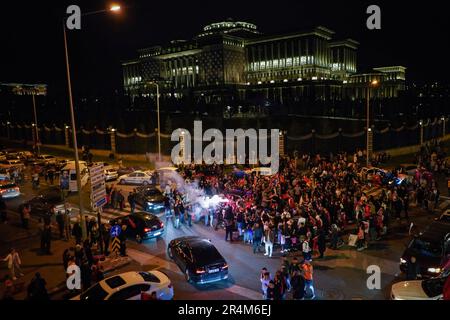 Ankara, Turquie. 29th mai 2023. Les gens célèbrent en face de la résidence présidentielle. Selon l'annonce du Conseil électoral suprême, Recep Tayyip Erdo?an, le candidat de l'Alliance populaire, a remporté les élections présidentielles de 13th avec 52 pour cent des voix contre son adversaire Kemal K?l?çdaro?lu, le candidat de l'Alliance de la nation, et est redevenu le Président de la Turquie. Les partisans d'Erdogan se sont réunis à la Résidence présidentielle après les résultats. Crédit : SOPA Images Limited/Alamy Live News Banque D'Images