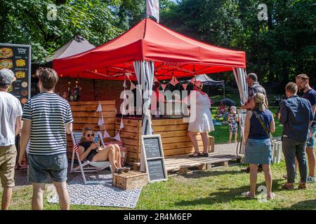 Neckargemuend, Allemagne : mai 28. 2023: Festival local de la nourriture de rue dans un petit parc public dans le sud de l'allemagne Banque D'Images