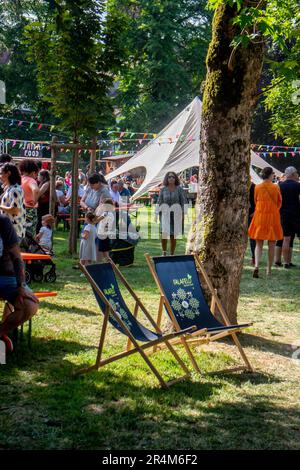 Neckargemuend, Allemagne : mai 28. 2023: Festival local de la nourriture de rue dans un petit parc public dans le sud de l'allemagne Banque D'Images