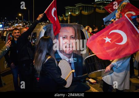 Ankara, Turquie. 29th mai 2023. Les gens célèbrent devant un pennant avec le portrait d'Erdogan. Selon l'annonce du Conseil électoral suprême, Recep Tayyip Erdo?an, le candidat de l'Alliance populaire, a remporté les élections présidentielles de 13th avec 52 pour cent des voix contre son adversaire Kemal K?l?çdaro?lu, le candidat de l'Alliance de la nation, et est redevenu le Président de la Turquie. Les partisans d'Erdogan se sont réunis à la Résidence présidentielle après les résultats. (Photo de Tunahan Turhan/SOPA Images/Sipa USA) crédit: SIPA USA/Alay Live News Banque D'Images