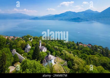 Vue aérienne du Sacro Monte di Ghiffa sur le lac majeur au printemps. Lac majeur, province de Verbania, Piémont, Italie. Banque D'Images