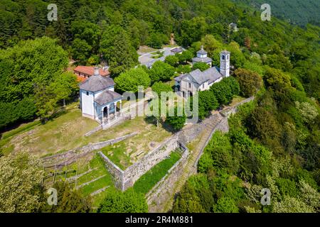 Vue aérienne du Sacro Monte di Ghiffa sur le lac majeur au printemps. Lac majeur, province de Verbania, Piémont, Italie. Banque D'Images