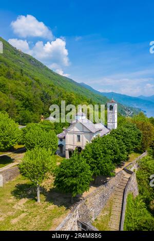 Vue aérienne du Sacro Monte di Ghiffa sur le lac majeur au printemps. Lac majeur, province de Verbania, Piémont, Italie. Banque D'Images