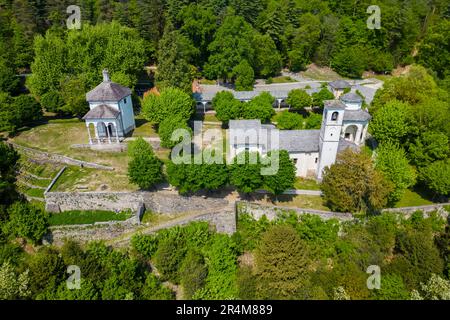 Vue aérienne du Sacro Monte di Ghiffa sur le lac majeur au printemps. Lac majeur, province de Verbania, Piémont, Italie. Banque D'Images