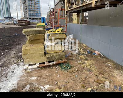 Finition extérieure avec isolation en laine minérale dans le berceau de l'assemblage d'une nouvelle façade d'un bâtiment haut d'un bâtiment fait à l'aide de monolithique-f Banque D'Images