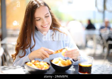 Une femme qui a pressé un citron sur la nourriture assis dans un restaurant Banque D'Images