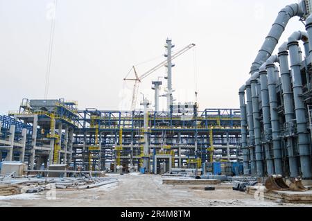 Construction d'une nouvelle raffinerie de pétrole, usine pétrochimique avec l'aide de grues de grande taille. Construction d'une nouvelle unité de procédé. Banque D'Images