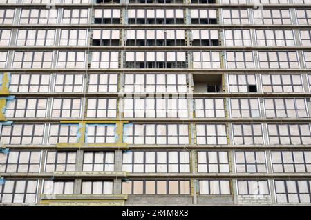 Fenêtres et accessoires d'une nouvelle maison moderne de bloc de cadre monolithique en construction avec fenêtres, murs et balcons. Arrière-plan, texture. Banque D'Images