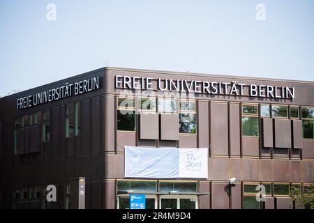 Berlin, Allemagne. 26th mai 2023. Le lettrage de Freie Universität (FU) Berlin sur un complexe de construction. Freie Universität Berlin célèbre son anniversaire de 75th sous la devise '75 ans de libre pensée. Former la responsabilité. Changement de forme.' (À dpa '75 ans d'histoire de l'éducation - anniversaire de Freie Universität Berlin) Credit: Christoph Soeder/dpa/Alay Live News Banque D'Images