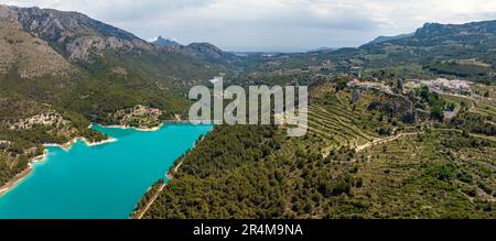 Vue panoramique aérienne du réservoir Guadalest, province d'Alicante, classé comme de beaux villages d'Espagne Banque D'Images