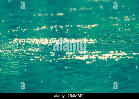 la surface d'eau turquoise verte avec des reflets de lumière comme des diamants étincelants dans des parcelles utilisent comme arrière-plan abstrait de la nature, papier peint ou toile de fond Banque D'Images