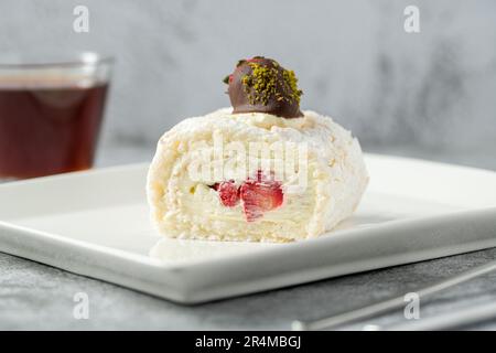 Gâteau aux fraises avec du thé à côté sur une table en pierre Banque D'Images