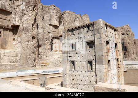 Tombes royales et le Cube de Zoroastre (Ka'ba-ye Zartosht ) dans l'ancienne nécropole de Naqsh-e Rustam, dynastie achéménide, la province du Fars, en Iran. UNESCO World sa Banque D'Images