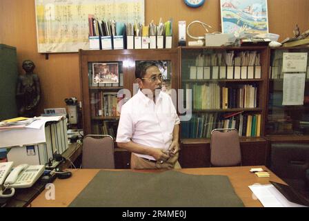 Fachroel Aziz, professeur de recherche en paléontologie des vertébrés, est photographié au bureau de la recherche sur les vertébrés, à l'Agence géologique du Ministère indonésien de l'énergie et des ressources minérales, situé à Bandung, à Java Ouest, en Indonésie. Banque D'Images