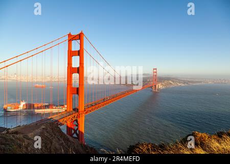 Célèbre pont du Golden Gate de San Francisco dans la lumière de la fin de l'après-midi Banque D'Images