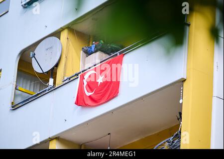 29 mai 2023, Berlin: Un drapeau turc est suspendu sur un balcon près de Kottbusser Tor. Lors des élections de deuxième tour pour la présidence turque, une nette majorité des électeurs allemands éligibles ont voté pour le président Erdogan. Photo: Annette Riedl/dpa Banque D'Images