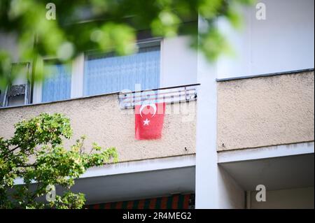 29 mai 2023, Berlin: Un drapeau turc est suspendu sur un balcon près de Kottbusser Tor. Lors des élections de deuxième tour pour la présidence turque, une nette majorité des électeurs allemands éligibles ont voté pour le président Erdogan. Photo: Annette Riedl/dpa Banque D'Images