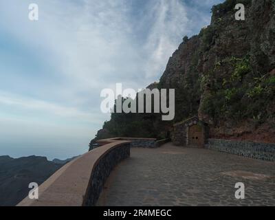 Petite église en pierre Ermita del Santo au point de vue Mirador Ermita del Santo à Arure. Vue vers la vallée du village de Taguluche avec des falaises abruptes et Banque D'Images