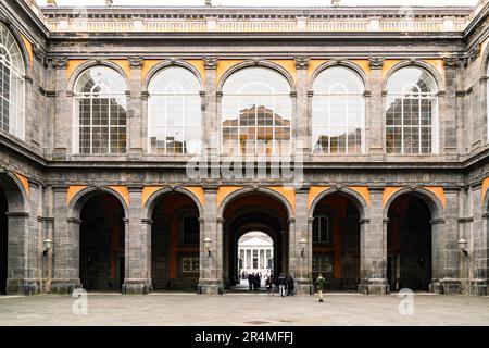 La cour du palais royal dans le centre historique de Naples, en Italie Banque D'Images