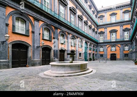 La cour du palais royal dans le centre historique de Naples, en Italie Banque D'Images