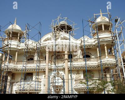 Le Caire, Egypte, 10 mai 2023: Une nouvelle villa résidentielle en construction avec des échafaudages sur les bâtiments pour la peinture et la finition de l'exter Banque D'Images