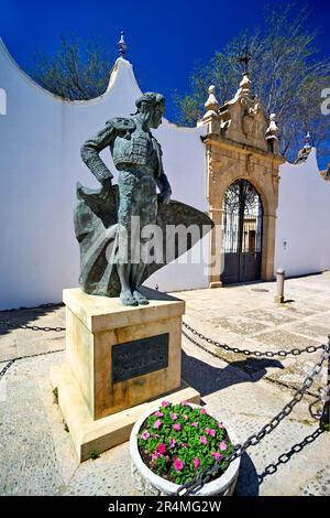 Andalousie Espagne. Ronda. Le Bullring (Plaza de Toros). La statue de Cayetano Ordonez Banque D'Images