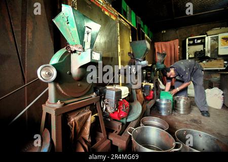 Un fournisseur de café Toraja à Rantepao, Nord Toraja, Sud Sulawesi, Indonésie. Banque D'Images